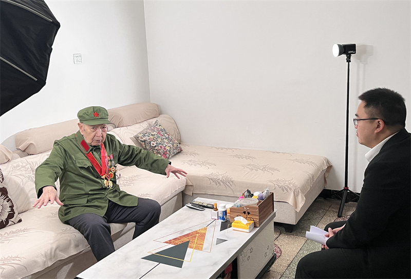 呂戎生講述戰斗經歷。自流井區退役軍人事務局供圖