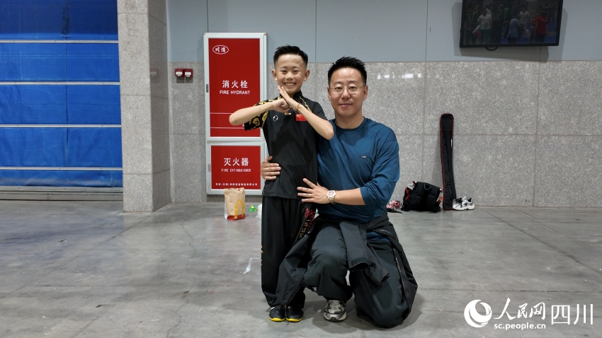 劉教練和他的徒弟、兒子劉睿庭。實習生呂雯攝