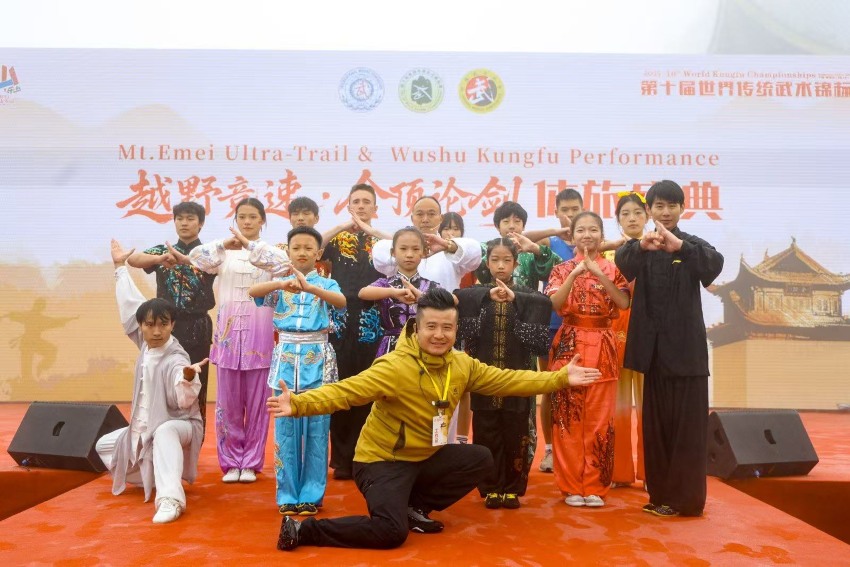 金頂論劍活動表演者合影。峨眉山市委宣傳部供圖