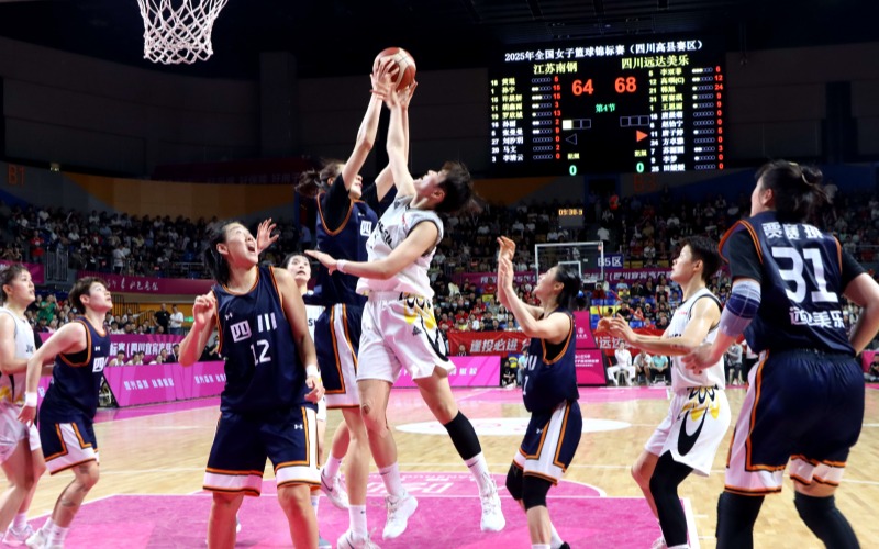 激烈對抗的運動員們。高縣融媒體中心供圖