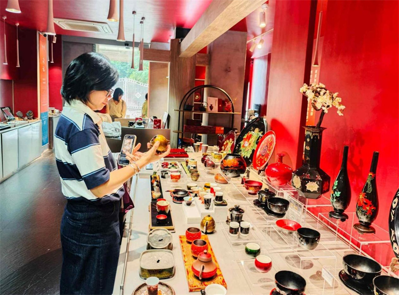 市民游客在大旗茶館選購文創產品。陳靜供圖