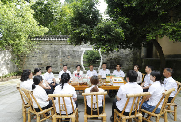 “川渝毗鄰黨建賦能文旅融合發展”為主題的書記龍門陣在隆昌市云頂寨開擺。中共內江市委組織部供圖