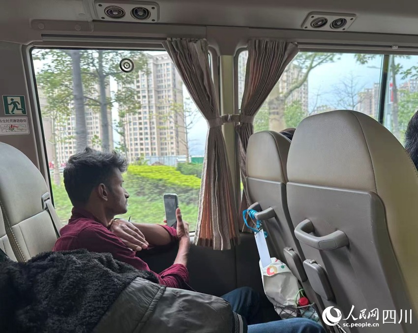 朱萬普拉格·薩奇特拉·伊蘭加·佩雷拉在拍攝沿途風景。實習生 張雨欣攝