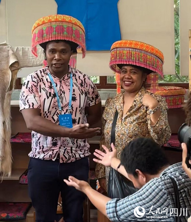 記者團成員身著傈僳族服飾。實習生 張雨欣攝