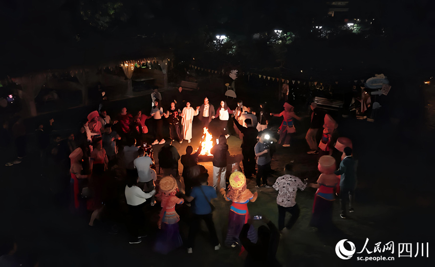 篝火晚會跳舞現場。實習生 張雨欣攝