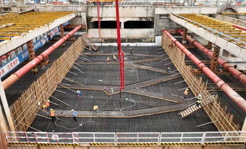 鳳凰山站（鳳臺三路站）正在進行最后一塊頂板澆筑。成都軌道集團供圖