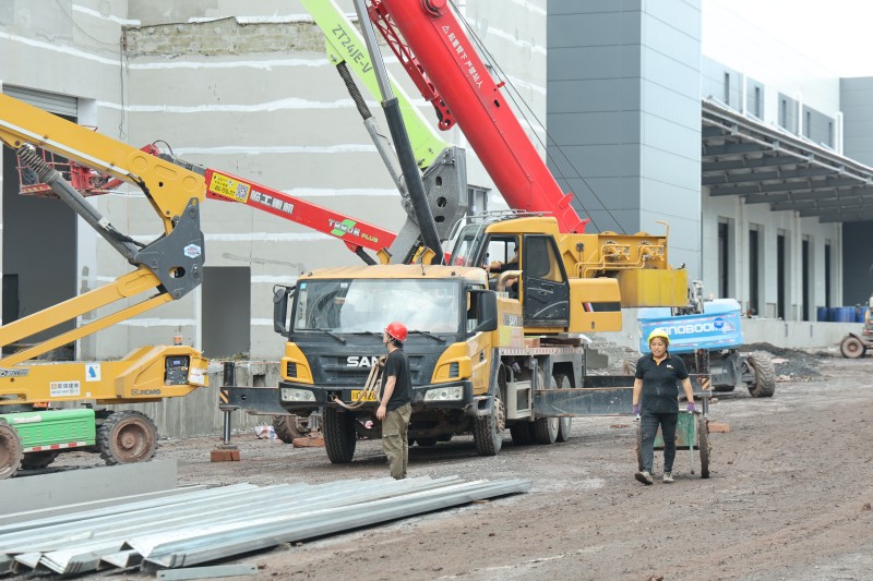 項目現場大型機械與工人配合開展作業。翠屏區融媒體中心供圖