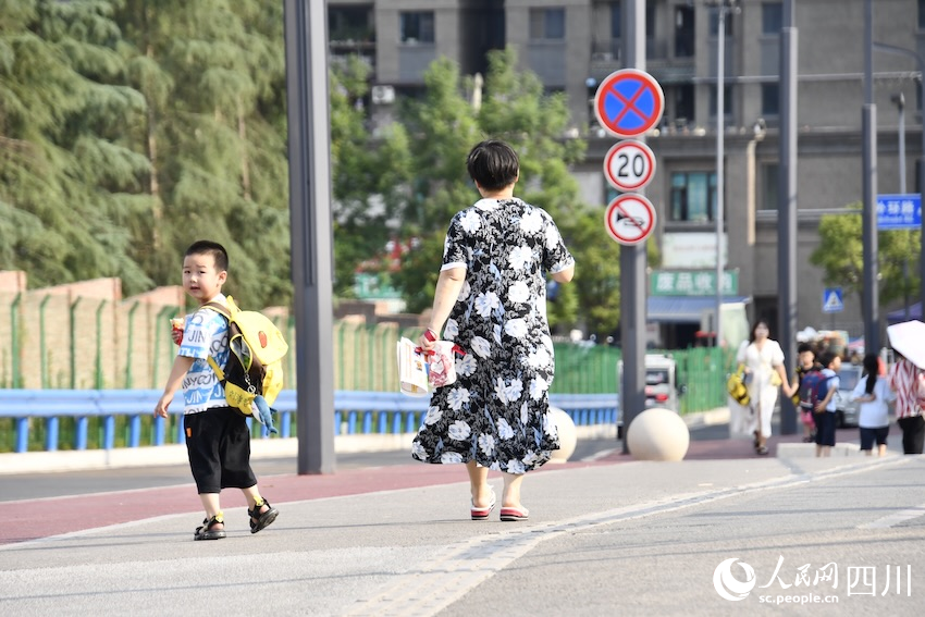 寬敞的放學路。人民網記者 郭瑩攝