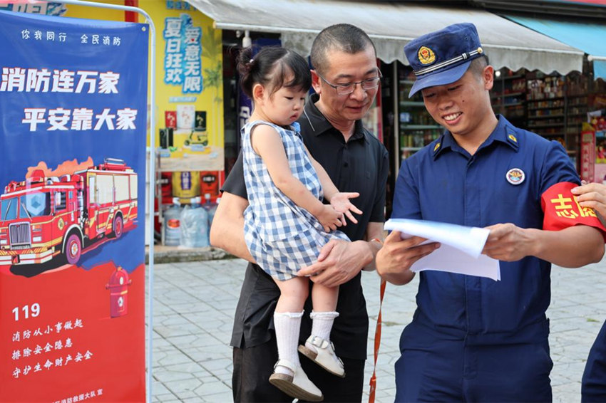 眉山高新區消防救援大隊在基層開展宣傳工作。受訪者供圖