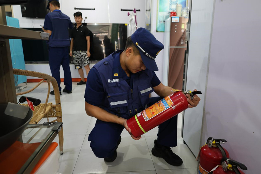 眉山高新區消防救援大隊在基層開展巡查工作。受訪者供圖