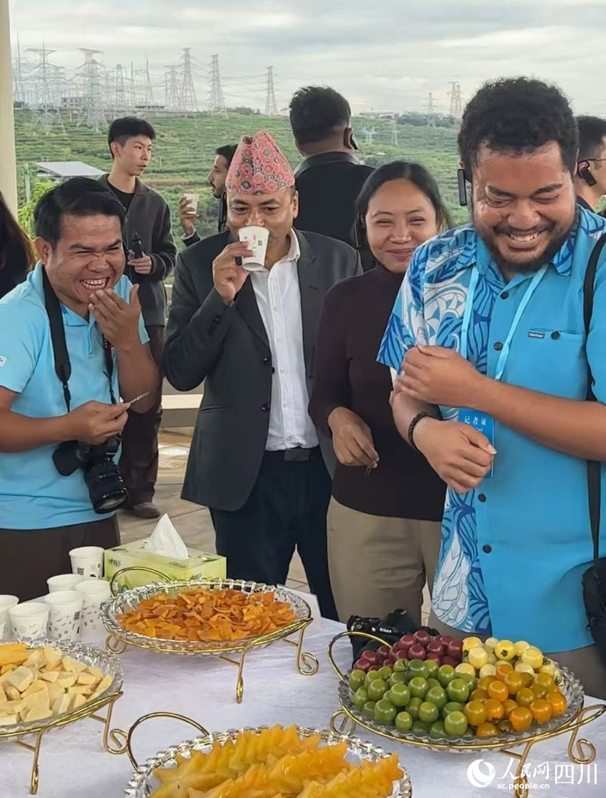 記者們品嘗當地農產品。實習生 張雨欣攝