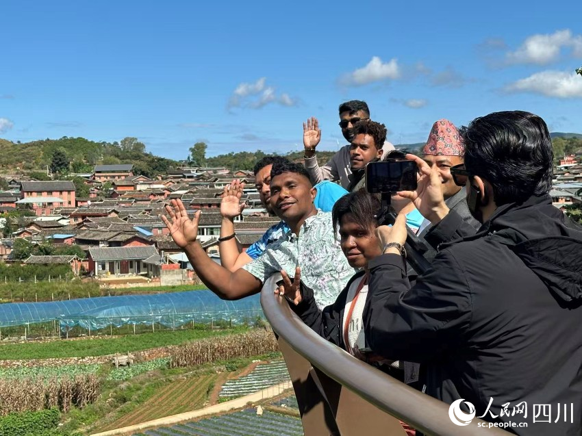 外國記者們與迤沙拉村美景合影。實習生 張雨欣攝