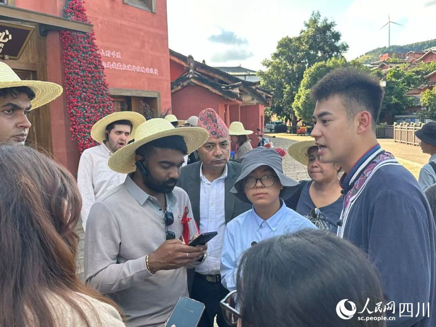 亞太記者團成員與梁書記現場交流。實習生 張雨欣攝