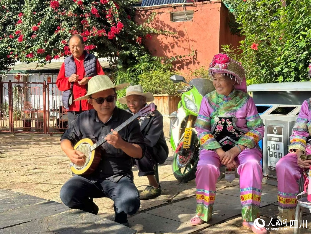 印度尼西亞記者多安?維迪安多諾彈奏三弦琴。實習生 張雨欣攝