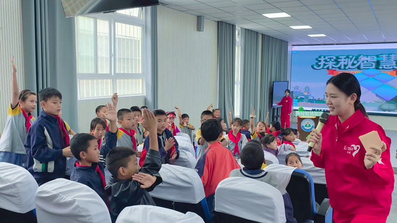 學生們正在積極提問。西南石油局供圖