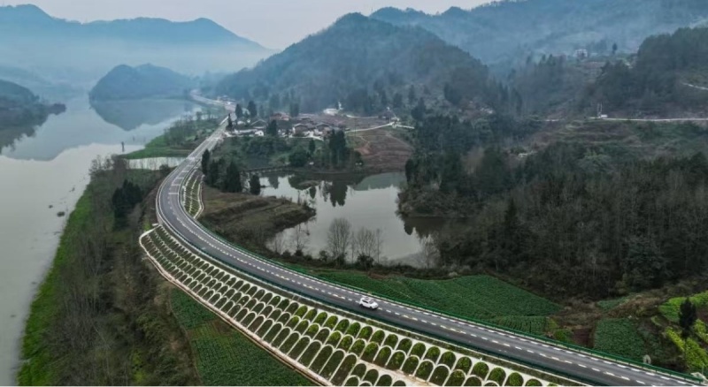 宣漢縣鄉村振興農村路網提升工程（宣漢至開州段）。農發行四川省達州市分行供圖