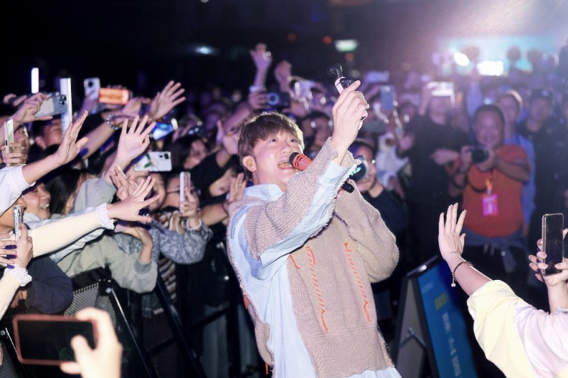 歌手與現場觀眾互動。主辦方供圖