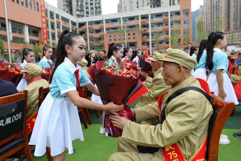學生代表向老兵們獻花。宣漢縣委宣傳部供圖