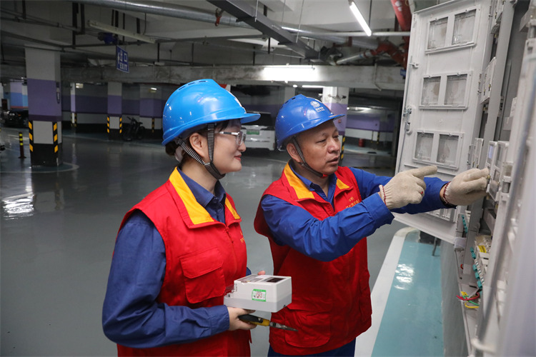 國網成都市高新供電公司員工為“一小區一證明”模式報裝的居民充電樁安裝電表。羅舒琦供圖