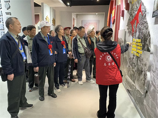 參觀邱少云烈士紀念館。自貢市軍休所供圖