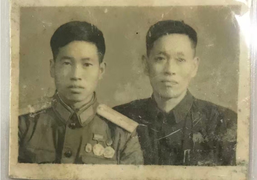 朱福全（左一）。大安區退役軍人事務局供圖