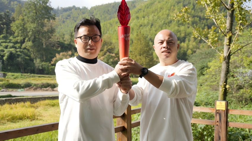 汪玉成與林業專家、巴中文旅示范區總工會主席譚虓。主辦方供圖