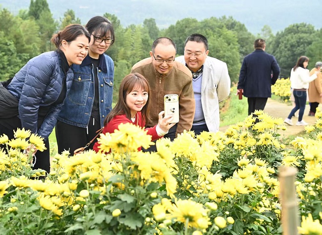 游客打卡。榮縣融媒供圖