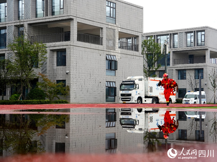 訓導員背著搜救犬在跑道上與時間賽跑。丁則尼瑪攝