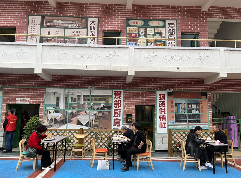 花園社區“愛鄰廚房”。古良駒攝