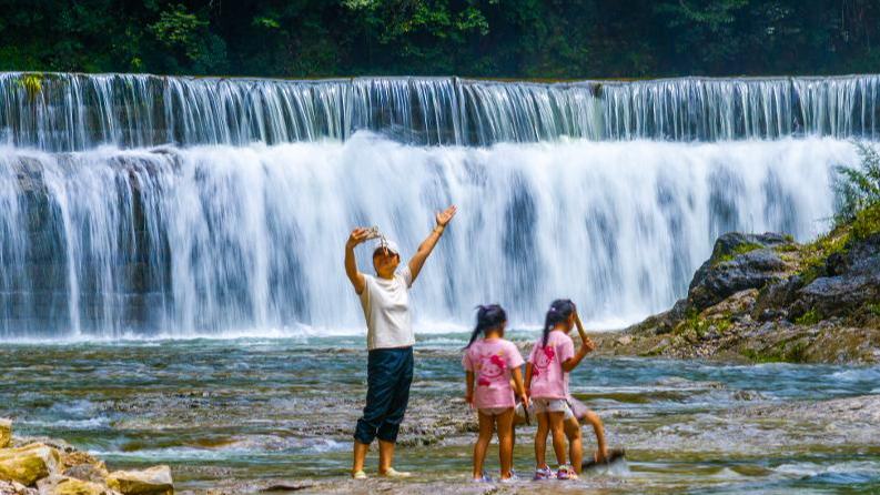 光霧山：不只看紅葉③ 溪水與落葉擁抱—十八月潭