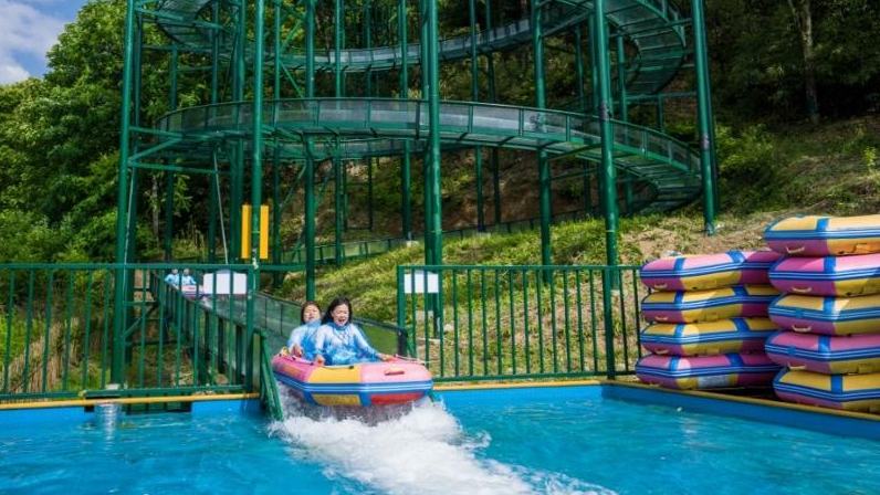 光霧山：不只看紅葉⑨ 在吉尼斯級玻璃水滑道上，與紅葉撞個滿懷