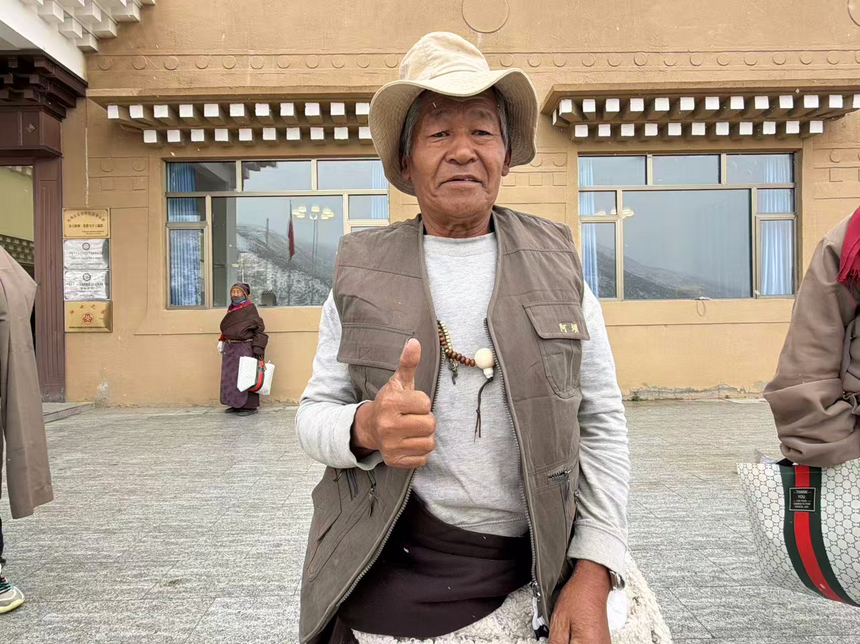 穿上新衣點個贊，明天生活會更好。受訪者供圖