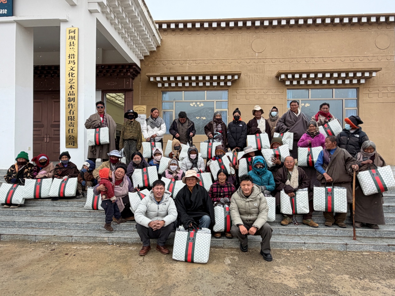 村民們領到自己的重陽節禮物。受訪者供圖