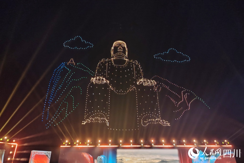 無人機編隊在夜空變幻出大熊貓、三星堆面具、蜀道等四川特色文化符號。實習生 伍晴攝