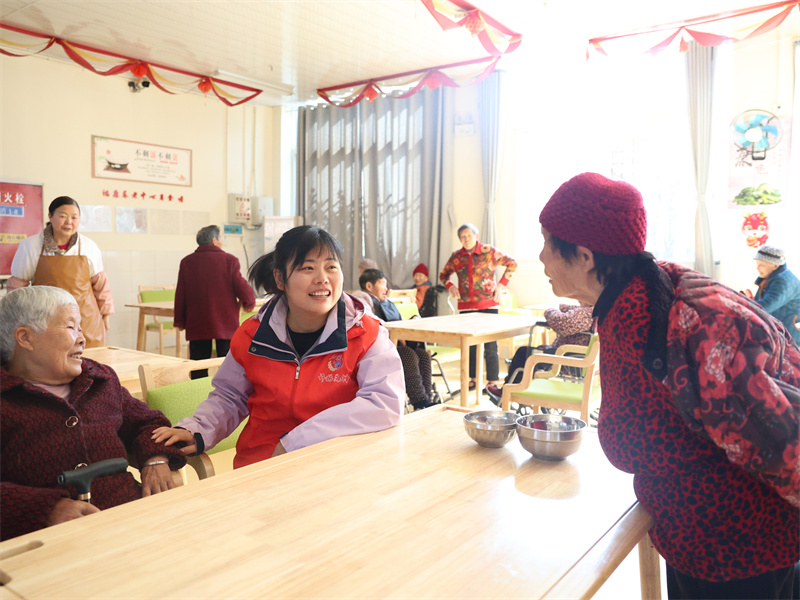 稅務志愿者關心了解老人們生活情況、傾聽訴求。達州市稅務局供圖