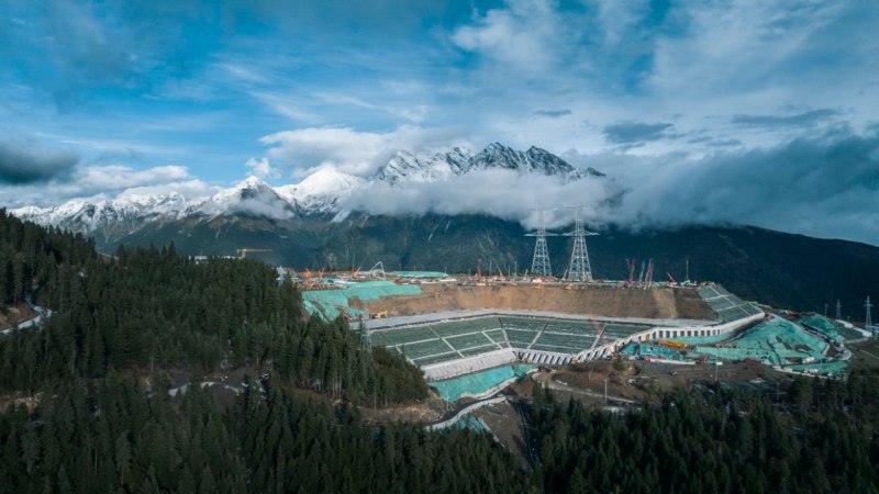 10月25日，在阿壩1000千伏變電站建設現場，作業人員正在開展邊坡回填作業。國網四川建設公司供圖