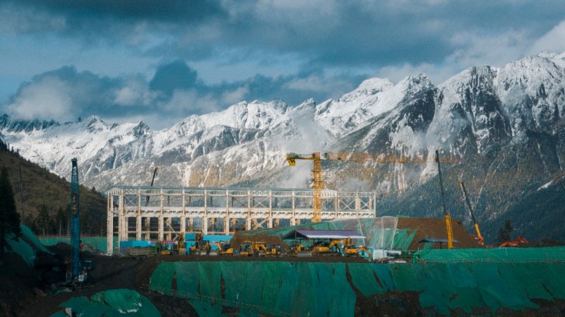 10月25日，在阿壩1000千伏變電站建設現場，作業人員正在開展主變組裝廠房鋼結構吊裝施工。國網四川建設公司供圖