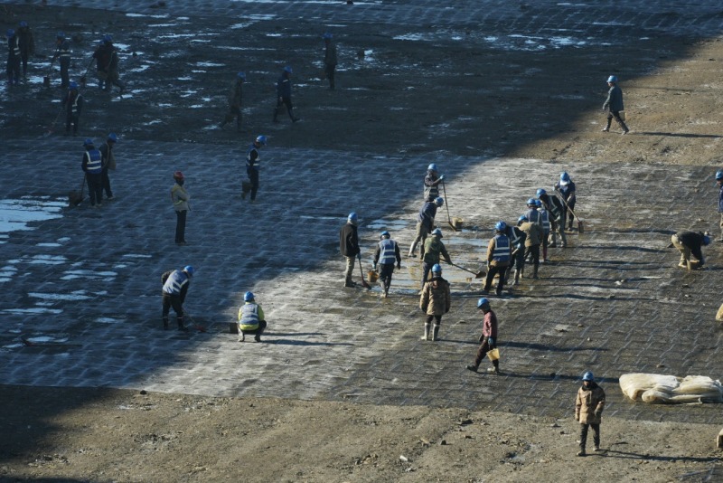 10月28日，在阿壩1000千伏變電站建設現場，作業人員正在清理雪后填方坡區域的積水。國網四川建設公司供圖