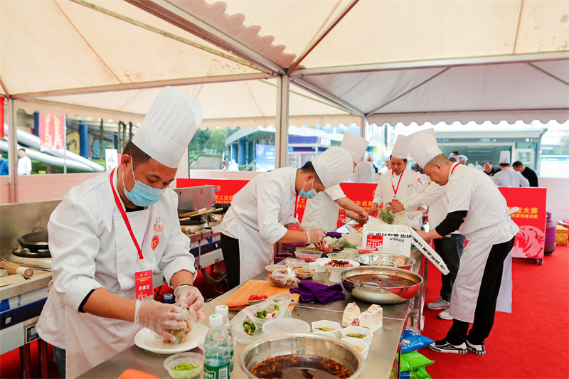 參賽選手準備食材。主辦方供圖
