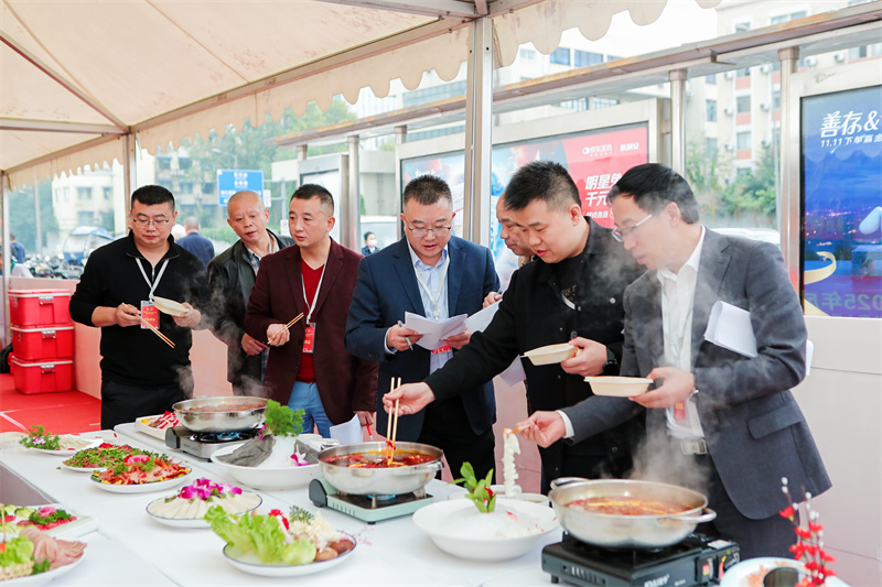 評委鄉村品鑒美食。主辦方供圖