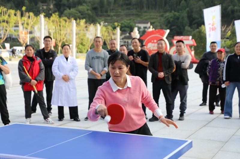 運動員進行乒乓球比賽。宣漢縣委宣傳部供圖