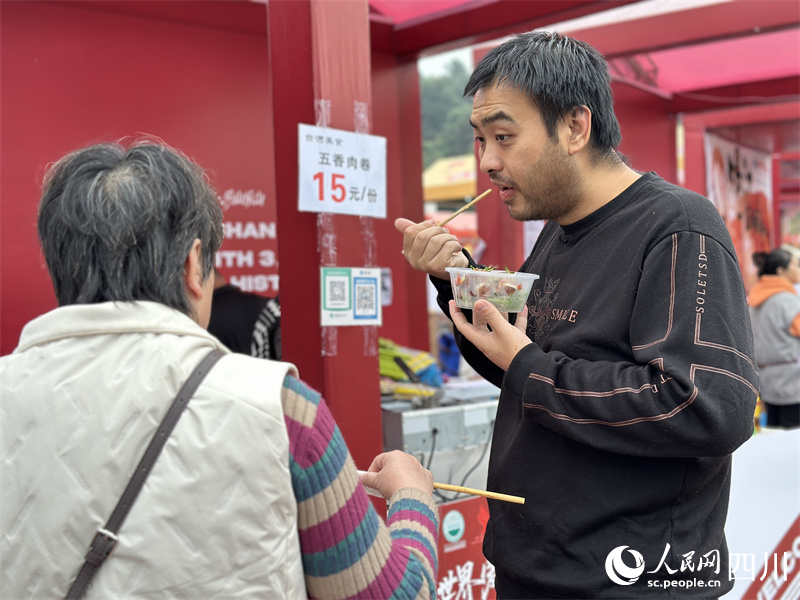 游客品嘗五香烤肉。人民網記者 王波攝