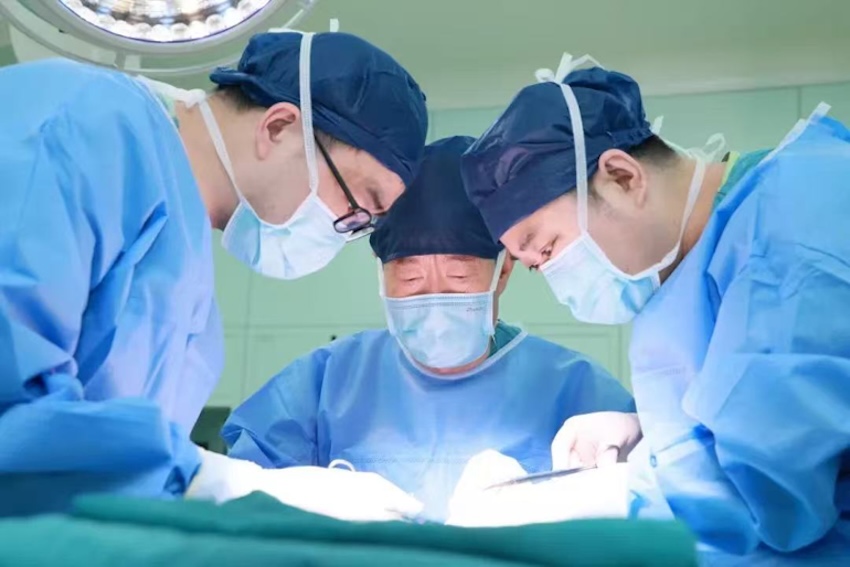 醫學專家正在進行移植手術。受訪者供圖