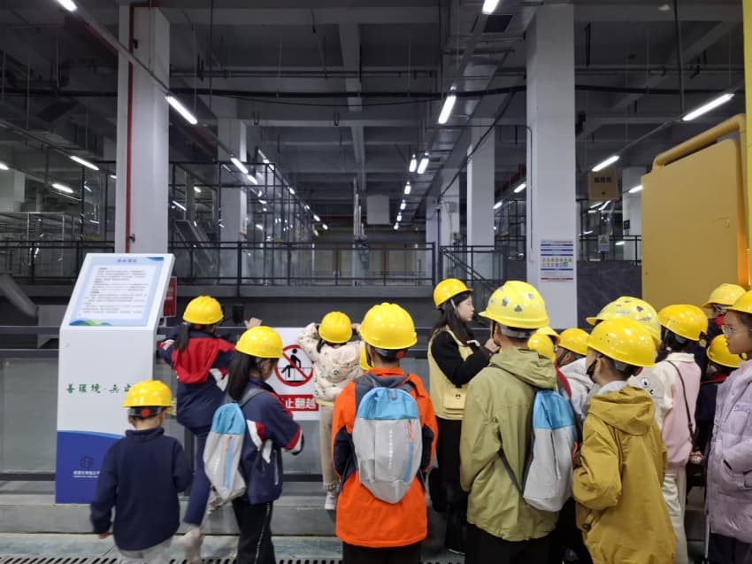 參觀地下工廠。郭怡攝