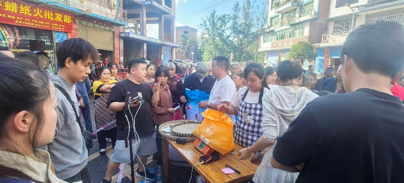 “幫幫帶”直播現場。宣漢縣委宣傳部供圖