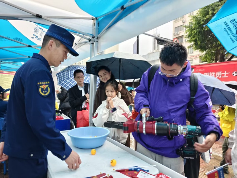 賽場外的互動游戲。攀枝花市消防救援支隊供圖