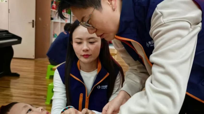 健康財富規劃師協助醫生登記信息、引導體檢。泰康人壽四川分公司供圖