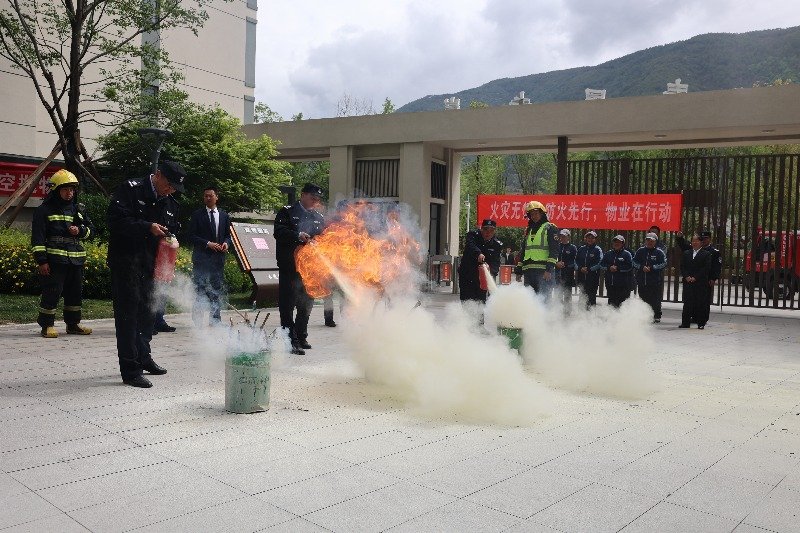 滅火器實操培訓。冕寧縣委宣傳部供圖