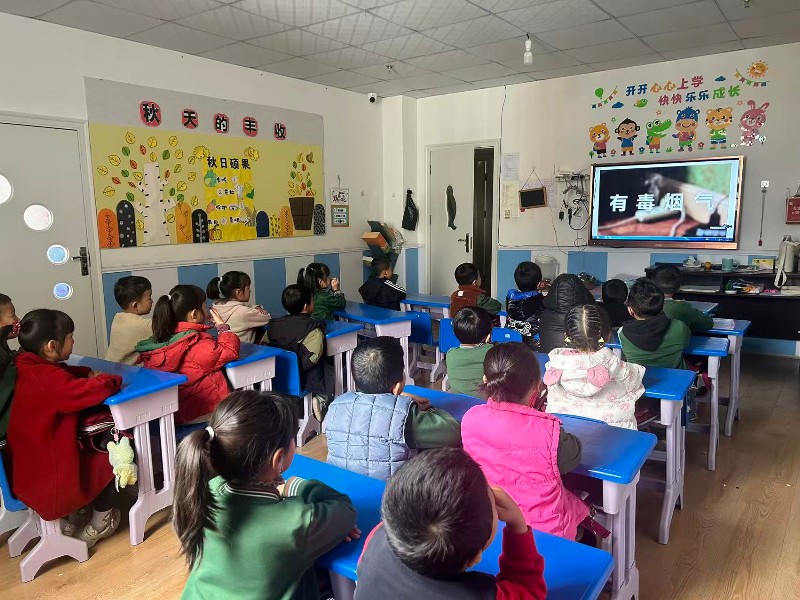 幼兒園組織觀看消防科普視頻。冕寧縣委宣傳部供圖