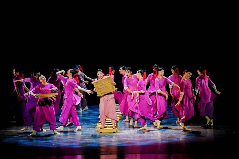 群舞《酒曲踩出幸福謠》表演現場。成都市文廣旅局供圖